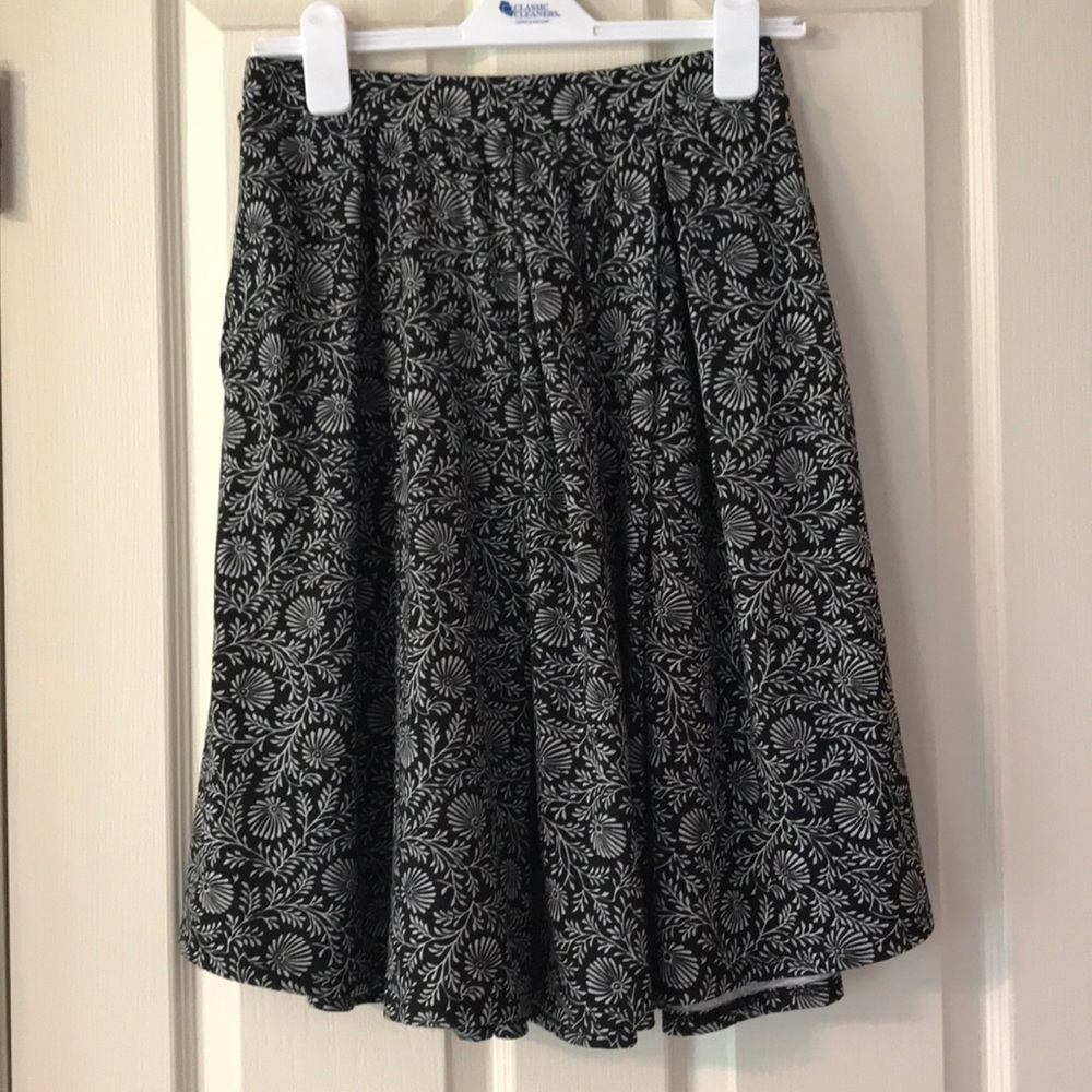 LuLaRoe Madison Skirt ❤️ Black & White